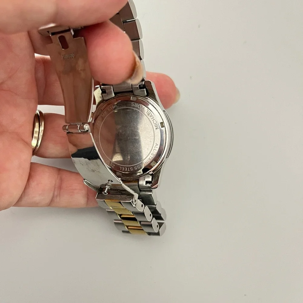Michael Kors needs battery